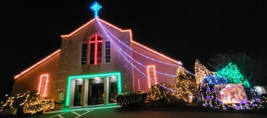 This image has an empty alt attribute; its file name is christmas-light-st-Bernadette.jpg